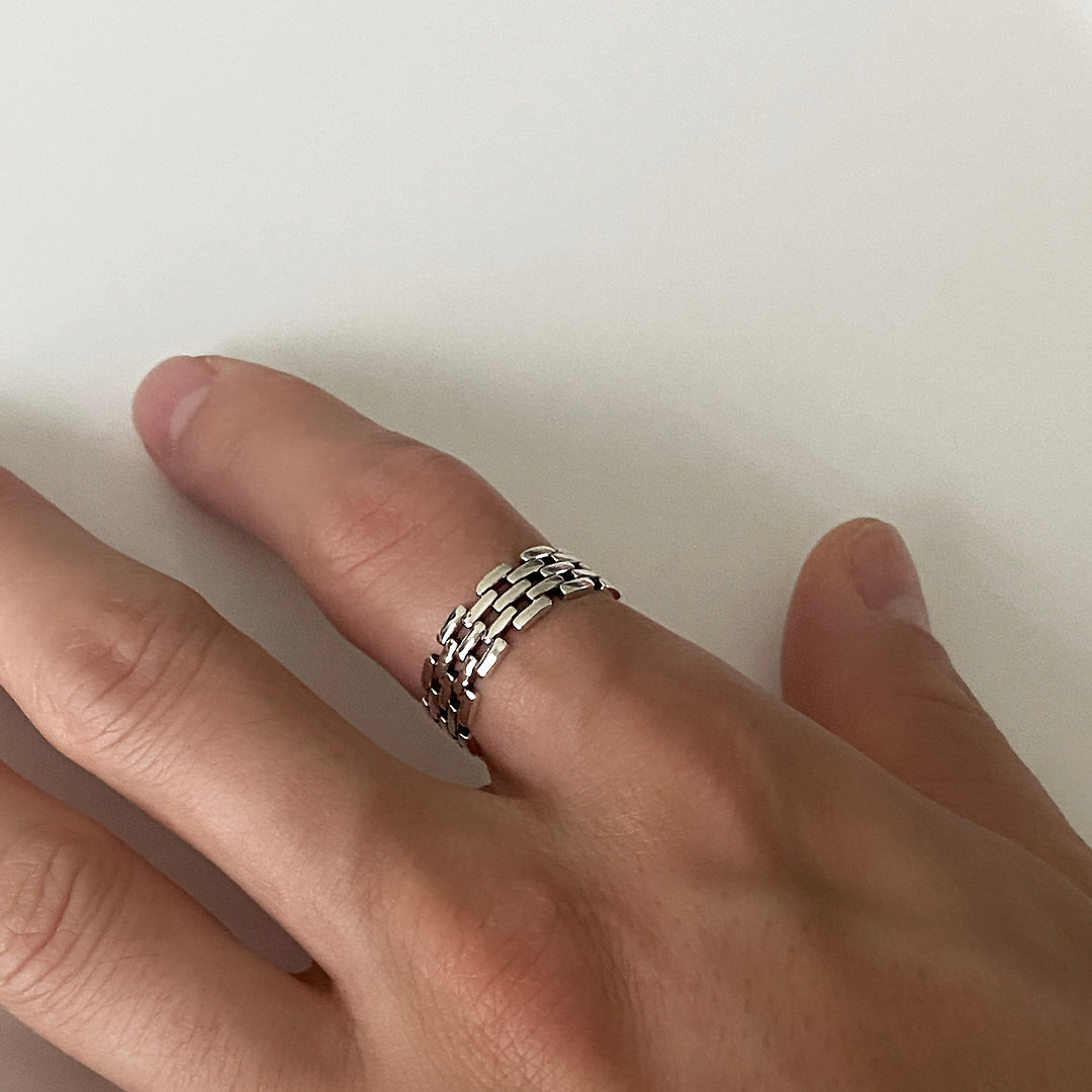 CHESI 925 sterling silver Brick Ring on model's hand.