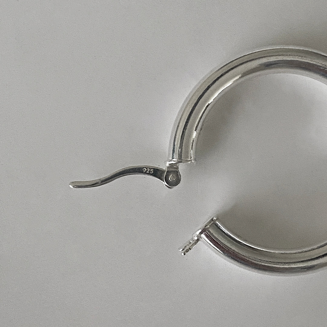 Close-up open hinge detail view of CHESI 925 sterling silver Classic Tube Hoops in 30mm.