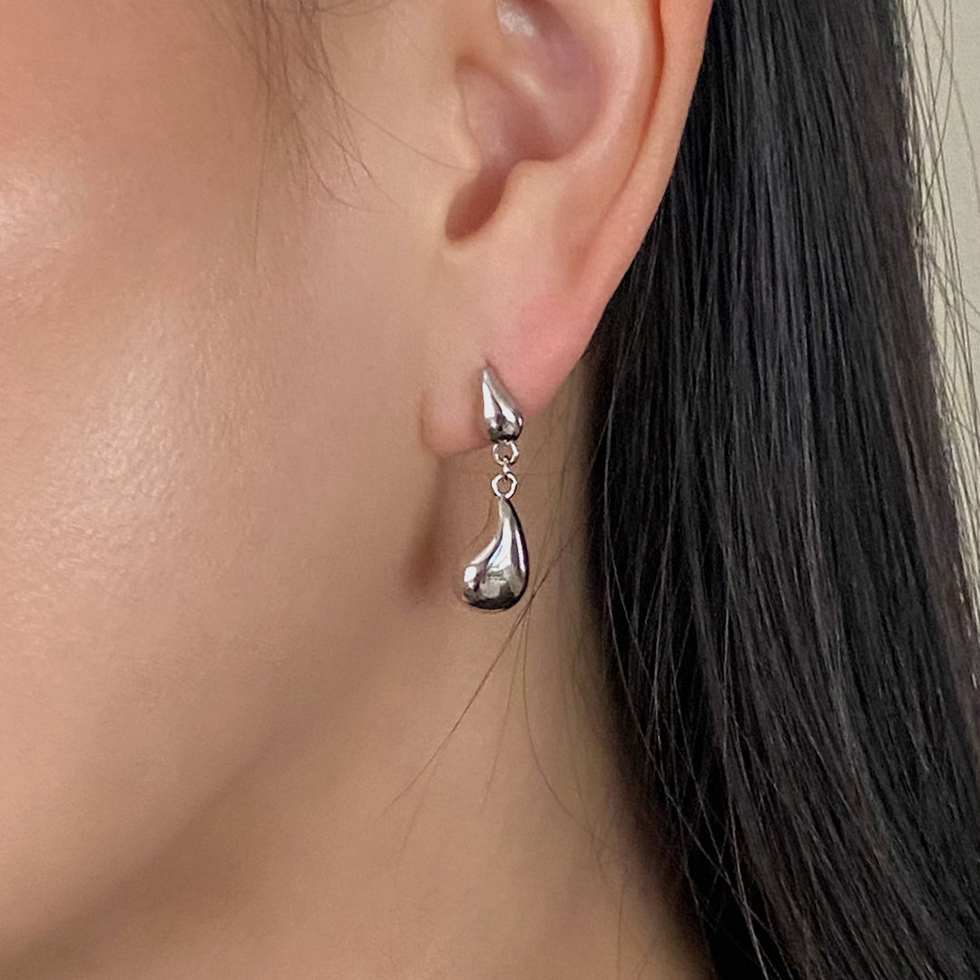 Female model wearing CHESI 925 sterling silver Droplet Earrings with rhodium plating