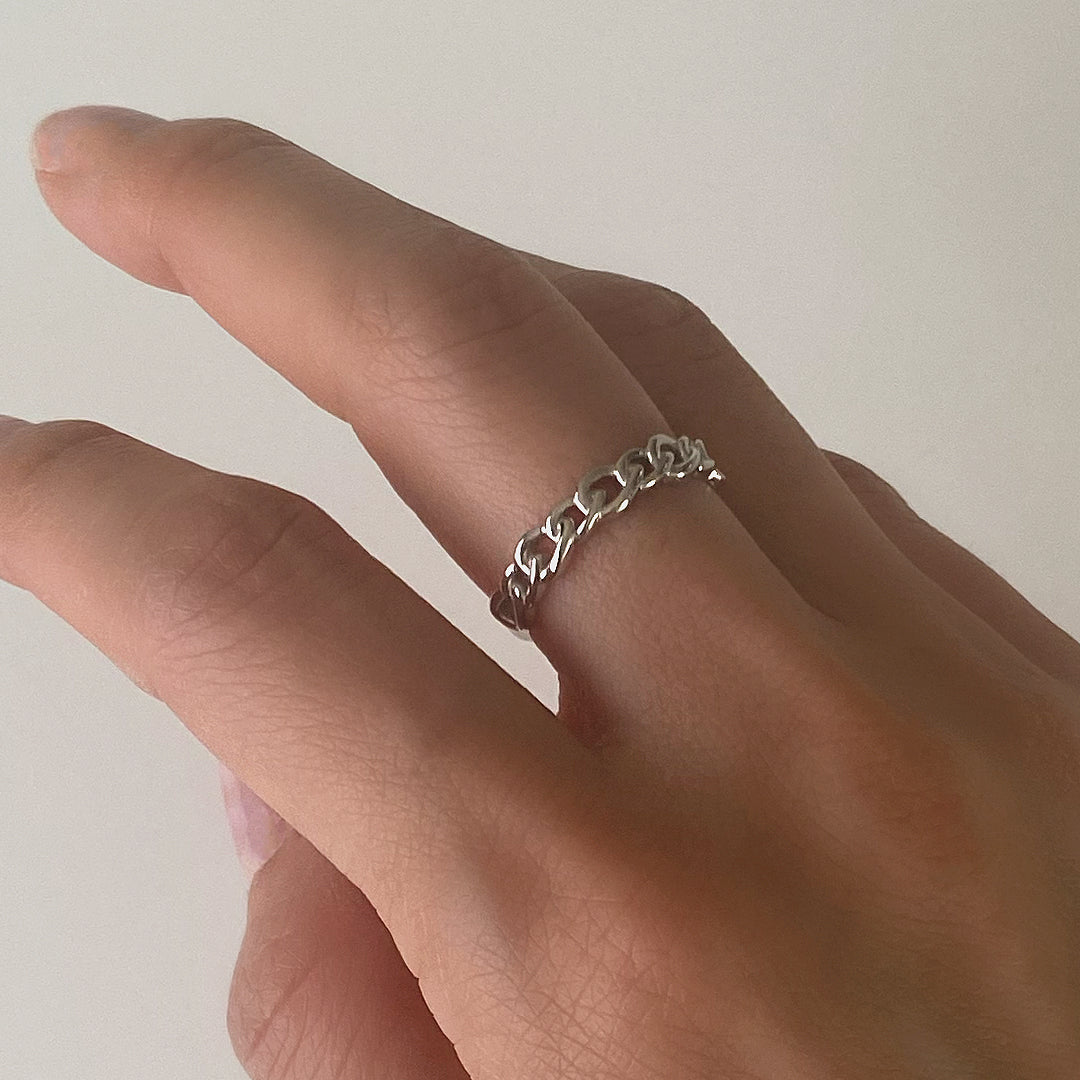 CHESI 925 sterling silver Half Chain Ring on female model's hand.