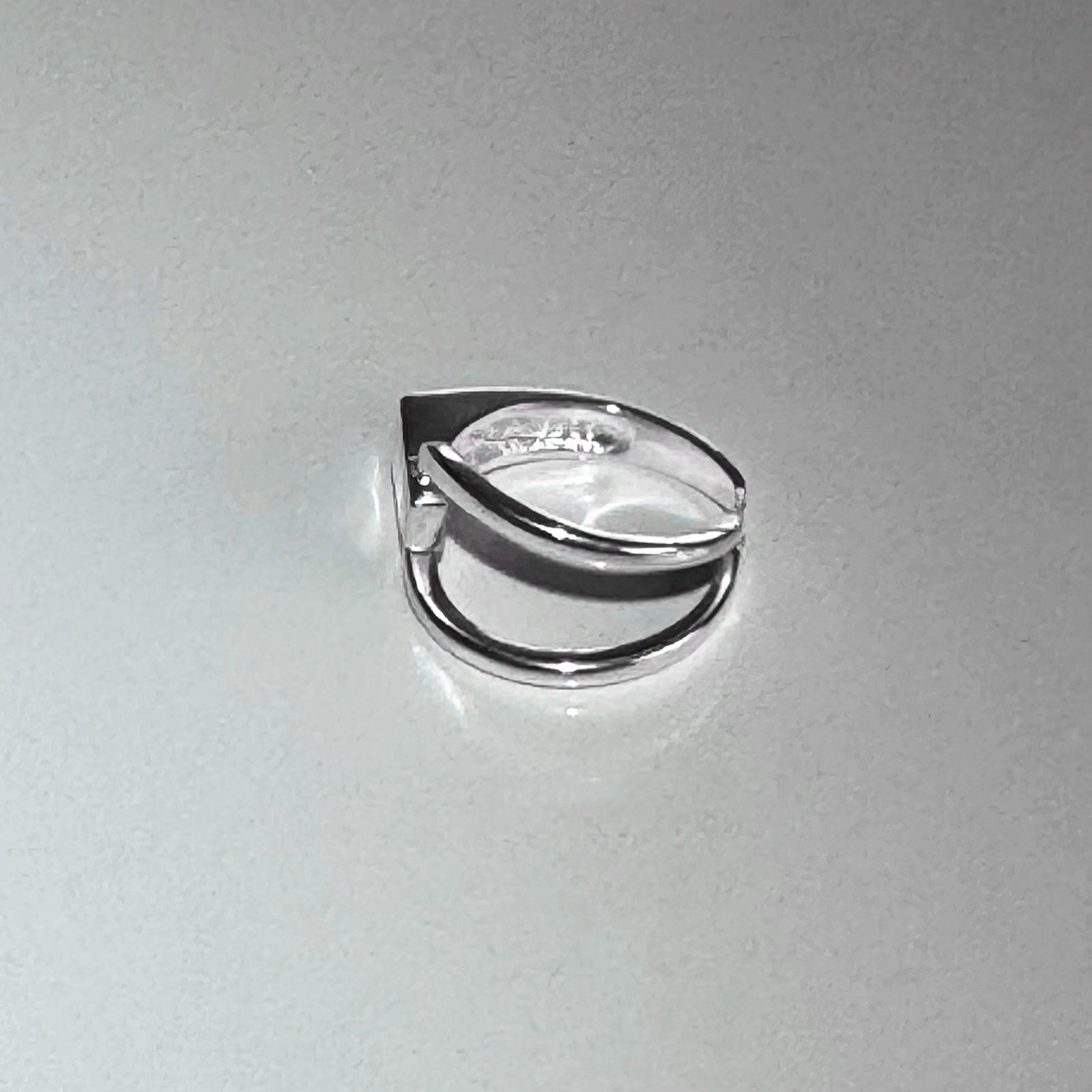 Back angle view of adjustable CHESI 925 sterling silver Interloop Ring