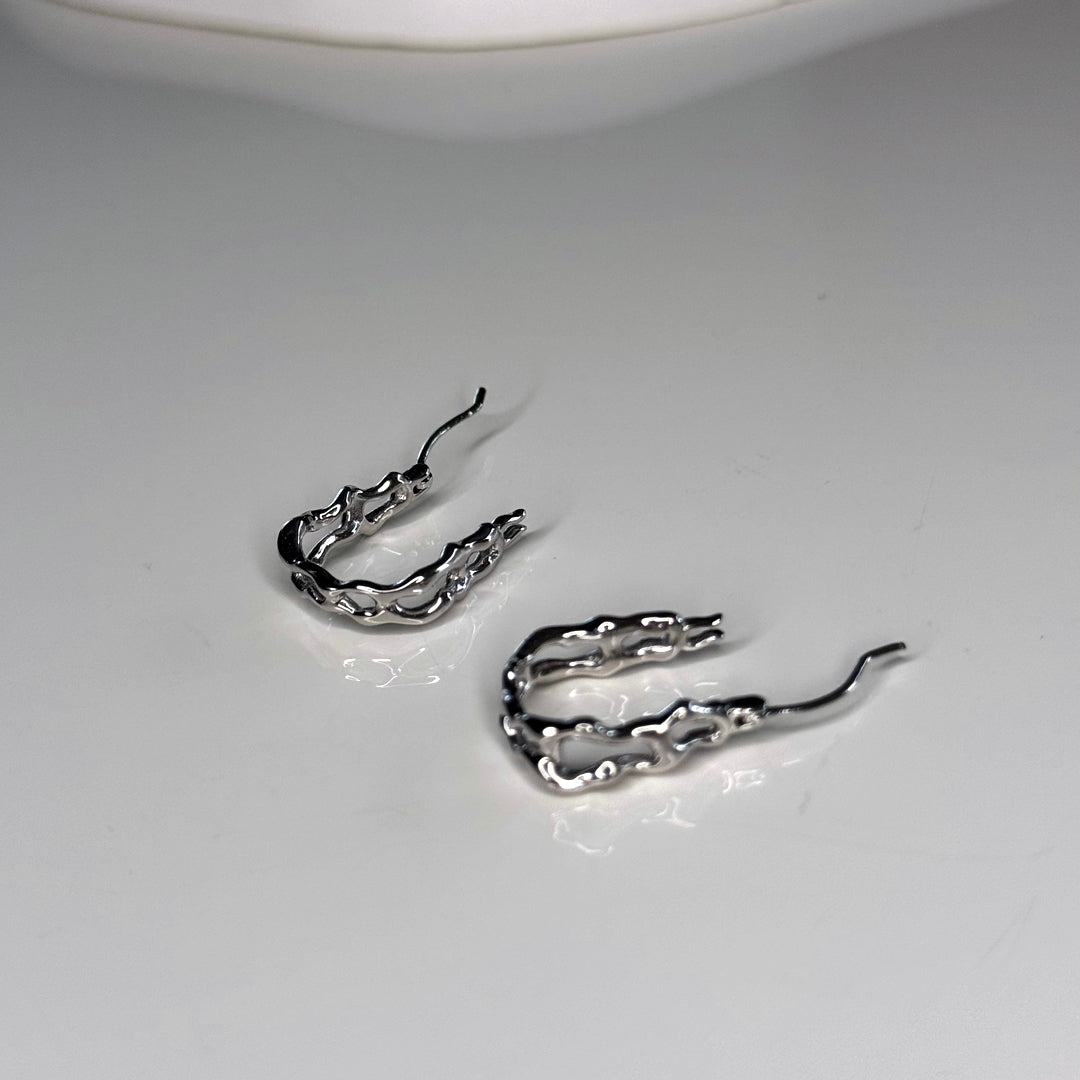 Side detail view of CHESI 925 sterling silver Irregular Chain Hoops with open hinge.