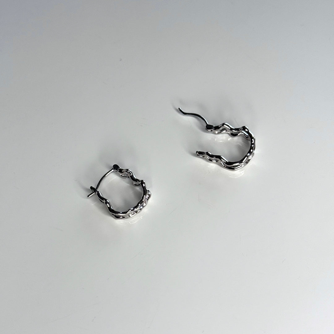 CHESI Irregular Chain Hoops in 925 sterling silver with rhodium plating, top view displaying open and closed hinge.