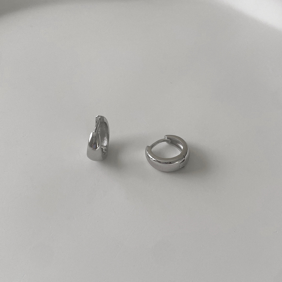 Top front and side view of CHESI 925 sterling silver Mini Chunky Huggies with rhodium plating.