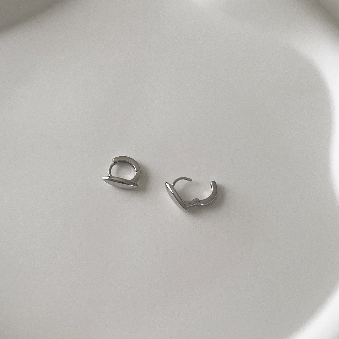 CHESI 925 sterling silver Pointed Mini Huggies with rhodium plating open and closed hinge view.