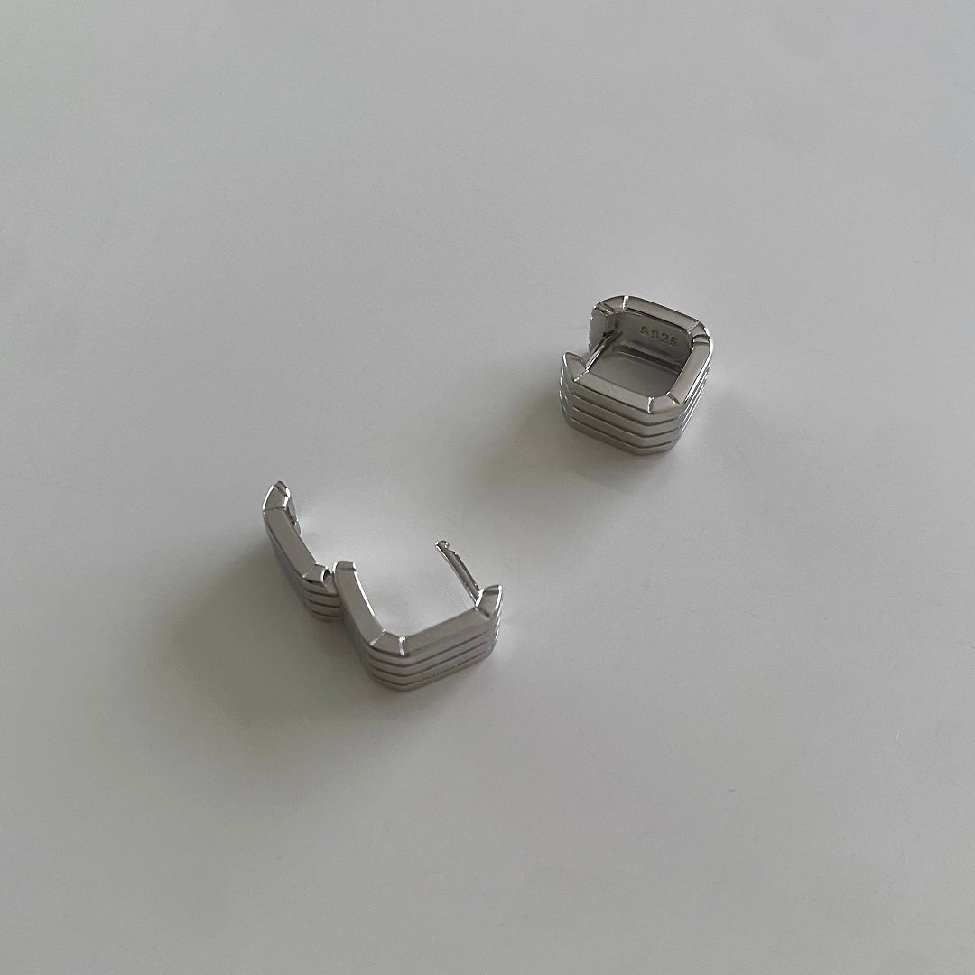 CHESI 925 sterling silver Square Ridged Huggies open and closed hinge view