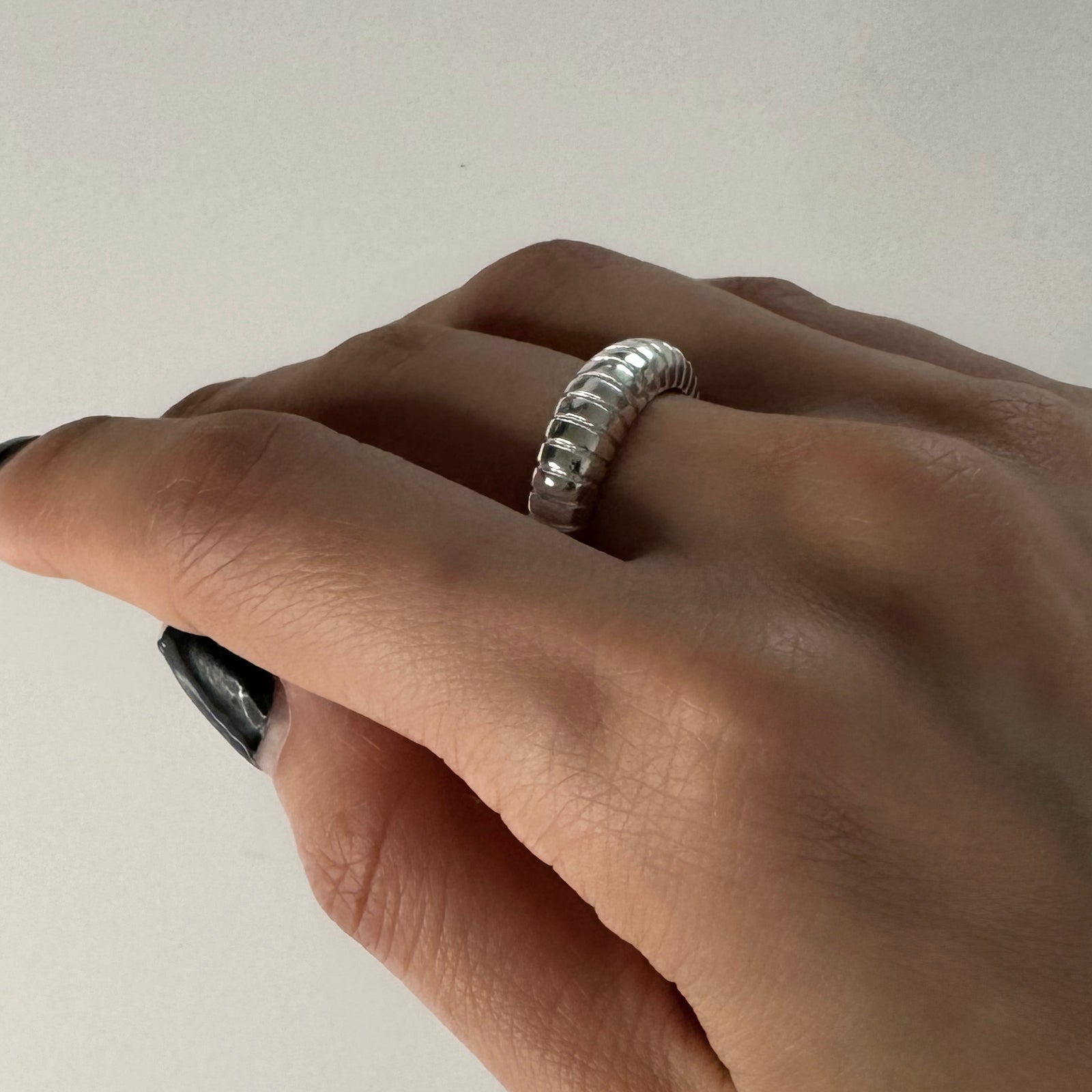 CHESI 925 sterling silver Textured Band on female model's hand