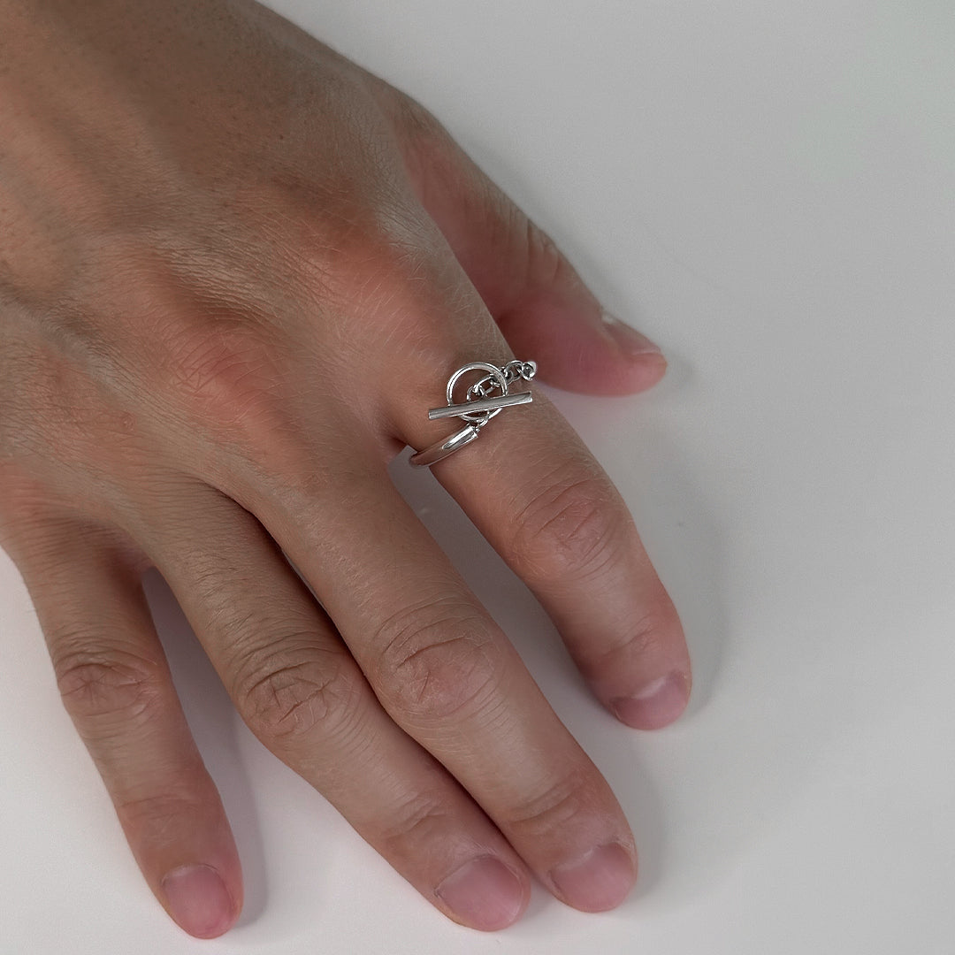 CHESI 925 sterling silver Toggle Ring worn on male model’s hand.