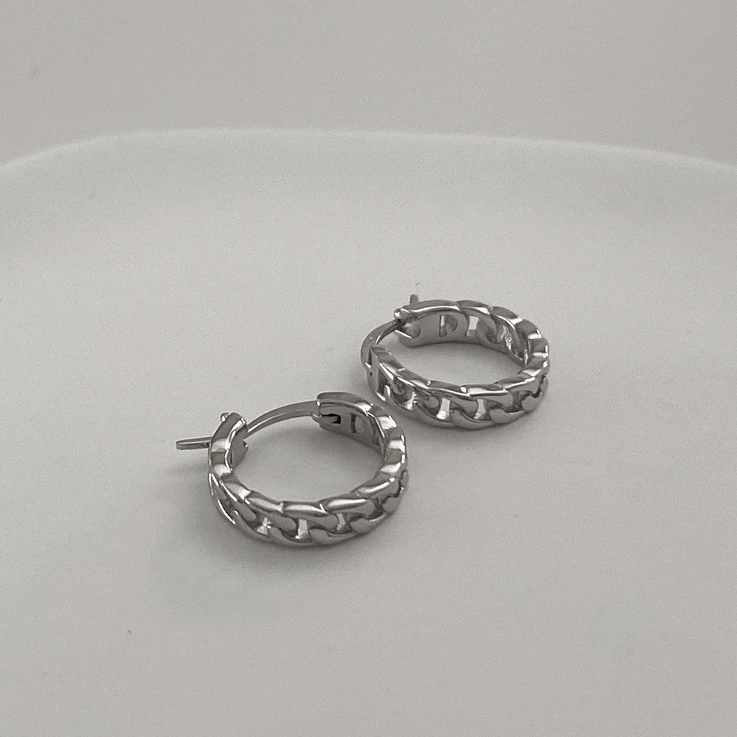 Chained Huggies in Sterling Silver 925 with Rhodium plating. Small earrings for everyday. Has a latch back closure.