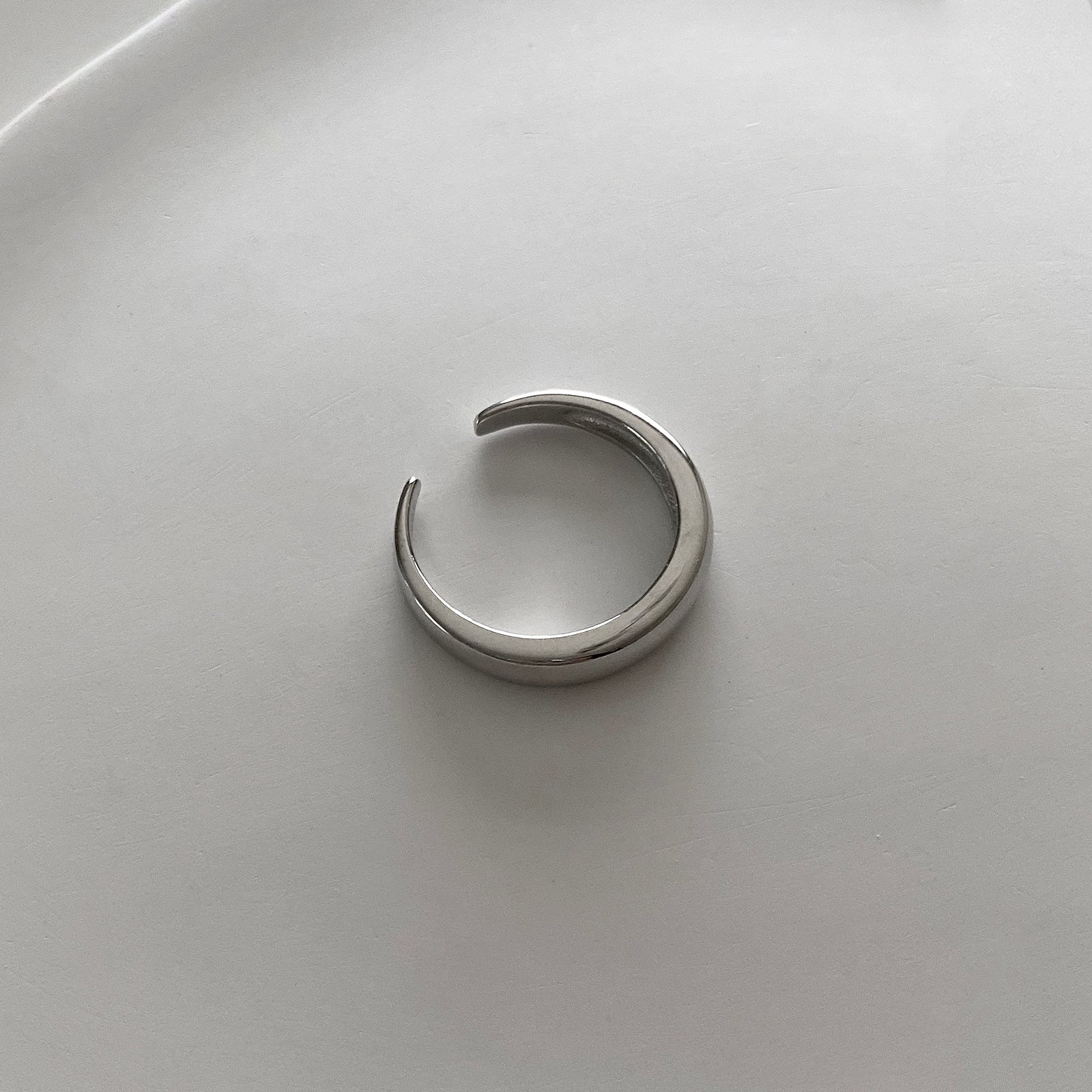 Classic Ring in silver 925 with an opening to adjust to your size.