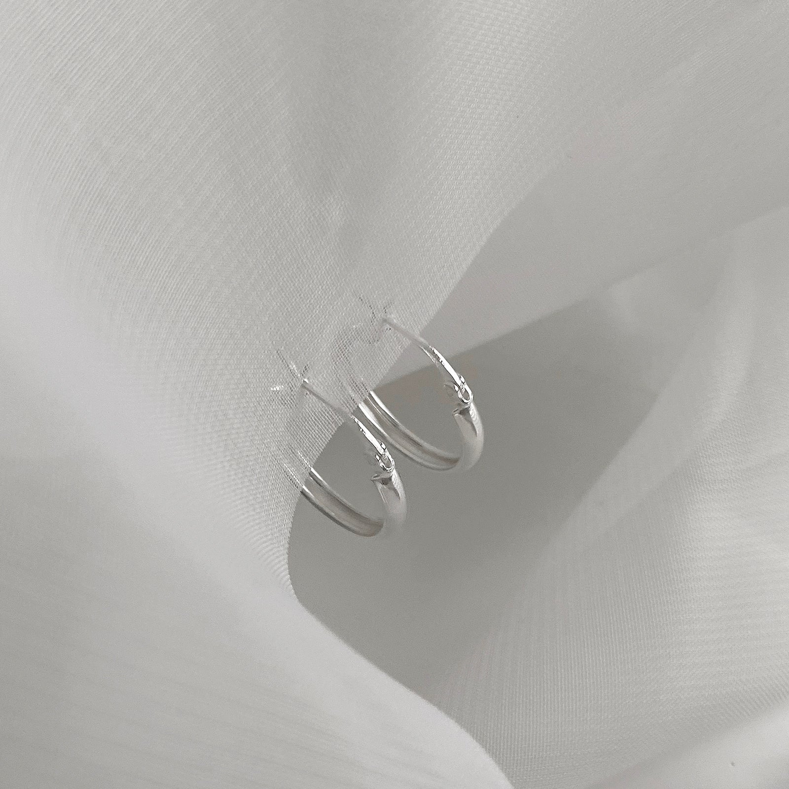 Jane Hoops 20mm are classic hoop earrings with a latch back for closure. It's made of 925 sterling silver with a shiny smooth finish. Perfect hoop earrings for everyday.