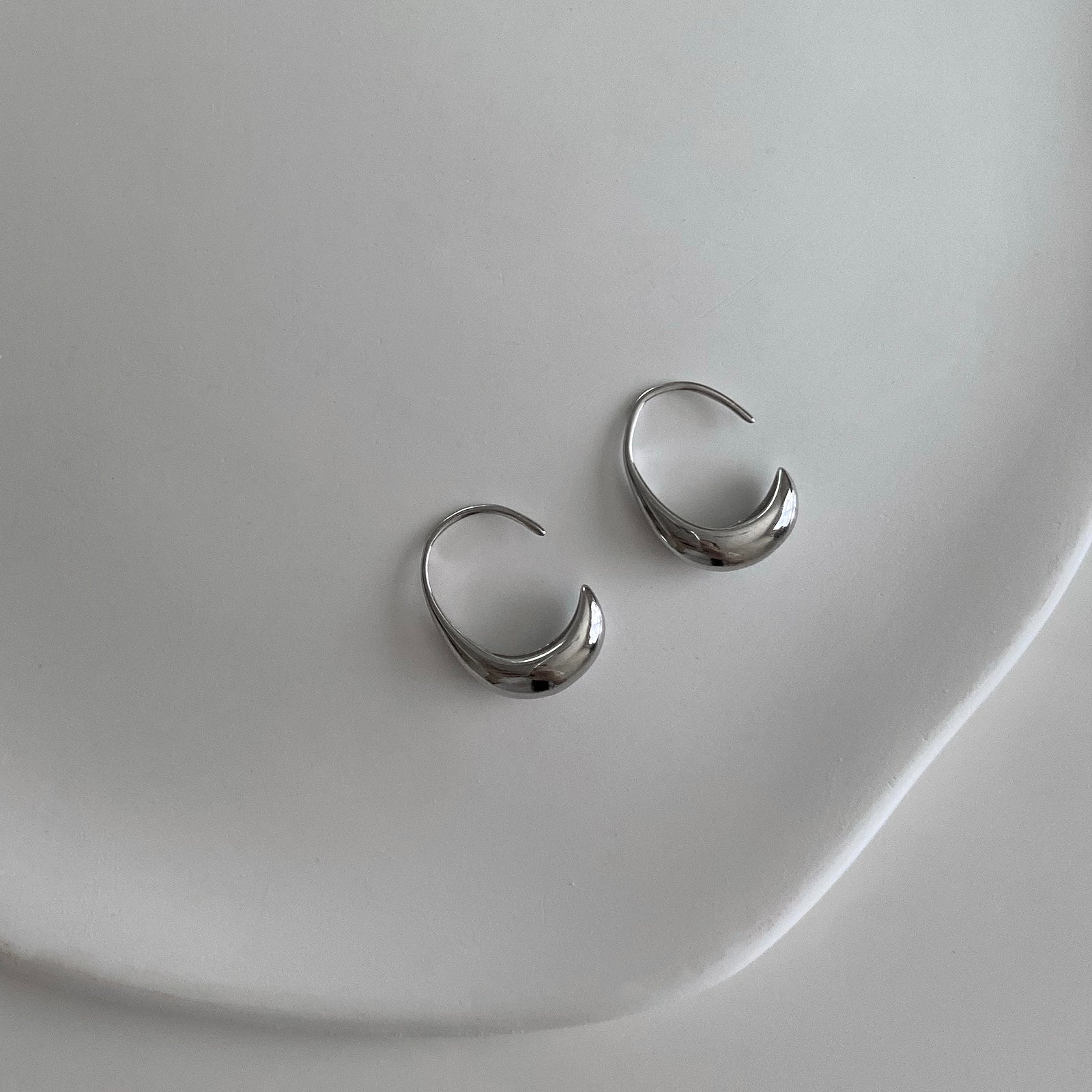 Minimal Hook Earrings